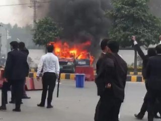 Pakistan’da avukatlar hastane bastı: 3 ölü